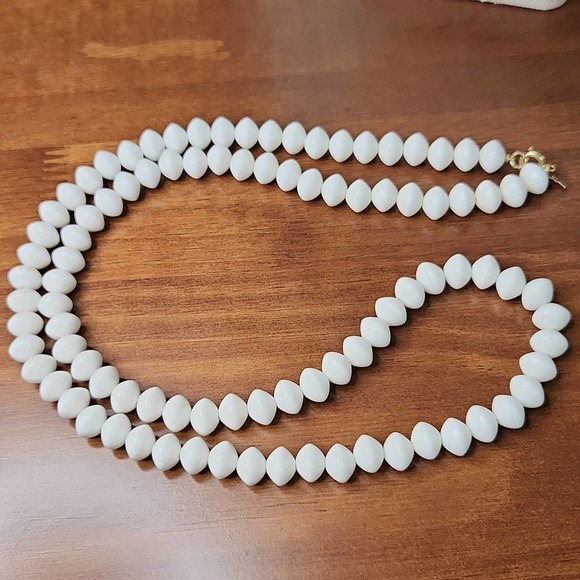 Vintage Crown Trifari White Saucer Beaded Necklace - Picture 4 of 4